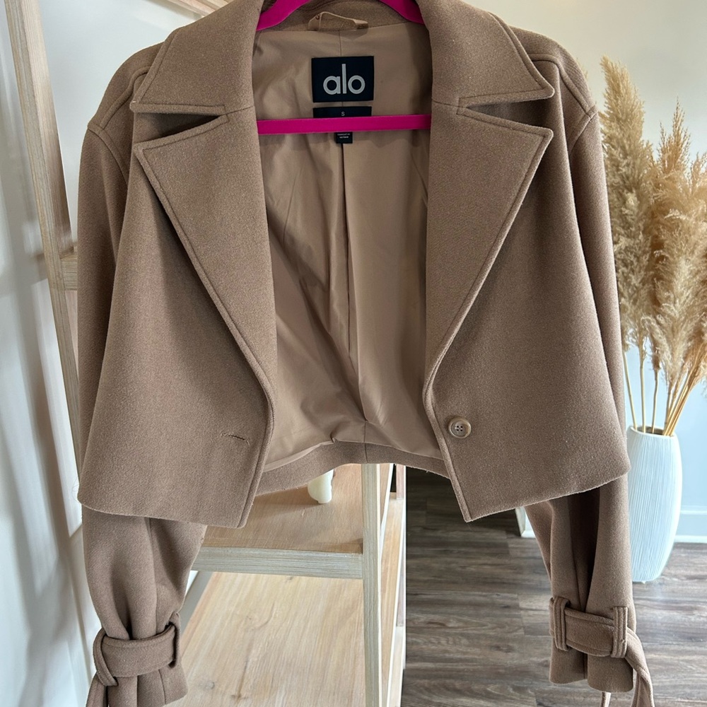 ALO Yoga Women's Cropped Metro Trench Jacket